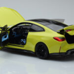 BMW M4 G82 Geel Dealer Editie Minichamps 1:18 - image 5 of 8