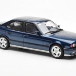 BMW M5 E34 Blauw Metallic Otto 1:18 - image 4 of 6