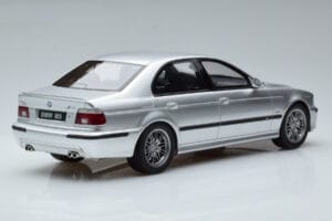 BMW M5 E39 Zilver Otto 1:18 OT747B Hars — afbeelding 2 van 7