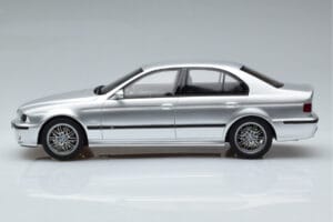 BMW M5 E39 Zilver Otto 1:18 OT747B Hars — afbeelding 3 van 7
