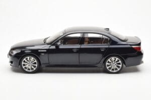 BMW M5 E60 Carbon Zwart Kyosho 1:18 08593BK Metaal — afbeelding 4 van 8
