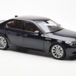 BMW M5 E60 Carbon Zwart Kyosho 1:18 - image 6 of 8