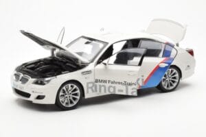 BMW M5 E60 Ring Taxi Nurburgring Kyosho 1:18 08593RT Metaal — afbeelding 2 van 8
