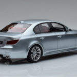 BMW M5 E60 Zilver Otto 1:18 - image 2 of 6
