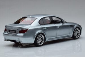 BMW M5 E60 Zilver Otto 1:18 OT426 Hars — afbeelding 2 van 6
