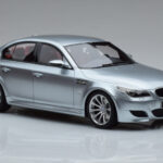 BMW M5 E60 Zilver Otto 1:18 - image 4 of 6