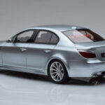 BMW M5 E60 Zilver Otto 1:18 - image 5 of 6