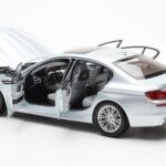 BMW M5 F10 Silverstone Zilver Paragon 1:18 80432186353 - image 5 of 8