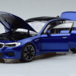 BMW M5 F90 Marina Bay Blauw Norev 1:18 - image 2 of 7