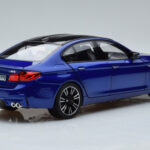 BMW M5 F90 Marina Bay Blauw Norev 1:18 - image 3 of 7