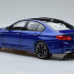 BMW M5 F90 Marina Bay Blauw Norev 1:18 - image 6 of 7