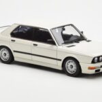 BMW M535i E28 Alpine Wit AUTOart 1:18 - image 6 of 10