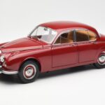 Daimler 250 V8 Rood Paragon 1:18 PA-98312