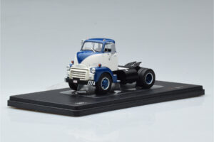 GMC 950 COE Blauw Wit IXO 1:43