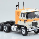 GMC Astro 95 Beige Wit IXO 1:43 - image 3 of 5