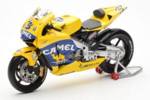 Honda RC211V Pramac Pons #3 M. Biaggi MotoGP 2003 Minichamps 1:12 122037103 Metaal — afbeelding 2 van 4