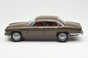 Jaguar XJ6 Series 1 4.2 Sable Bruin Paragon 1:18 2011004 Metaal — afbeelding 4 van 8
