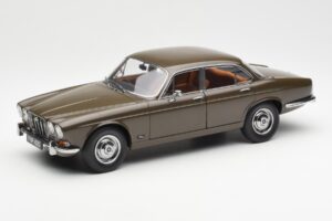 Jaguar XJ6 Series 1 4.2 Sable Bruin Paragon 1:18 2011004