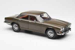 Jaguar XJ6 Series 1 4.2 Sable Bruin Paragon 1:18 2011004 Metaal — afbeelding 6 van 8