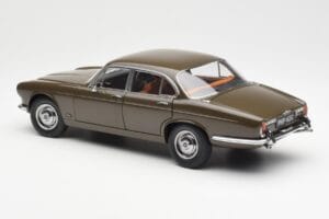 Jaguar XJ6 Series 1 4.2 Sable Bruin Paragon 1:18 2011004 Metaal — afbeelding 7 van 8