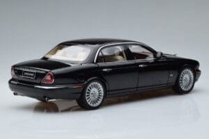 Jaguar XJ6 X350 Ebony Zwart Almost Real 1:18 810501 Metaal — afbeelding 3 van 11