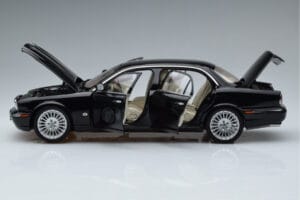 Jaguar XJ6 X350 Ebony Zwart Almost Real 1:18 810501 Metaal — afbeelding 4 van 11
