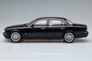 Jaguar XJ6 X350 Ebony Zwart Almost Real 1:18 810501 Metaal — afbeelding 5 van 11