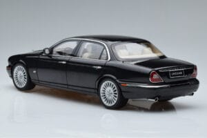 Jaguar XJ6 X350 Ebony Zwart Almost Real 1:18 810501 Metaal — afbeelding 6 van 11