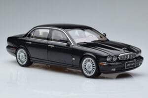 Jaguar XJ6 X350 Ebony Zwart Almost Real 1:18 810501 Metaal — afbeelding 10 van 11