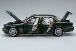 Jaguar XJ6 X350 Racing Groen Almost Real 1:18 810502 Metaal — afbeelding 4 van 13