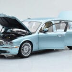 Jaguar XJ6 X350 Seafrost Lichtblauw Almost Real 1:18 - image 2 of 11