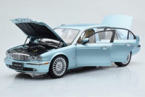 Jaguar XJ6 X350 Seafrost Lichtblauw Almost Real 1:18 810503 Metaal — afbeelding 2 van 11