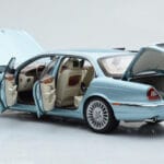 Jaguar XJ6 X350 Seafrost Lichtblauw Almost Real 1:18 - image 3 of 11