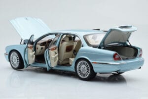 Jaguar XJ6 X350 Seafrost Lichtblauw Almost Real 1:18 810503 Metaal — afbeelding 3 van 11