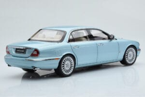 Jaguar XJ6 X350 Seafrost Lichtblauw Almost Real 1:18 810503 Metaal — afbeelding 4 van 11