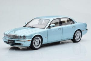 Jaguar XJ6 X350 Seafrost Lichtblauw Almost Real 1:18 810503