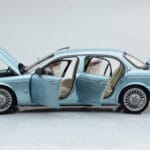 Jaguar XJ6 X350 Seafrost Lichtblauw Almost Real 1:18 - image 5 of 11