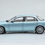 Jaguar XJ6 X350 Seafrost Lichtblauw Almost Real 1:18 - image 6 of 11