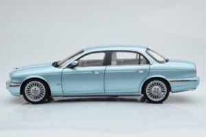 Jaguar XJ6 X350 Seafrost Lichtblauw Almost Real 1:18 810503 Metaal — afbeelding 6 van 11