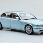 Jaguar XJ6 X350 Seafrost Lichtblauw Almost Real 1:18 - image 7 of 11