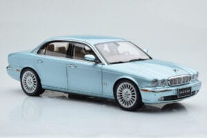 Jaguar XJ6 X350 Seafrost Lichtblauw Almost Real 1:18 810503 Metaal — afbeelding 7 van 11