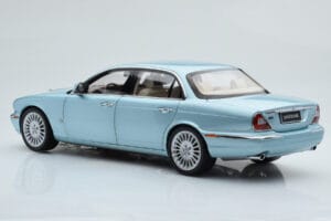 Jaguar XJ6 X350 Seafrost Lichtblauw Almost Real 1:18 810503 Metaal — afbeelding 8 van 11