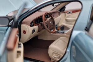 Jaguar XJ6 X350 Seafrost Lichtblauw Almost Real 1:18 810503 Metaal — afbeelding 9 van 11