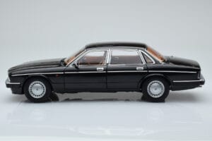 Jaguar XJ6 XJ40 Ebony Zwart Almost Real 1:18 810543 Metaal — afbeelding 4 van 11