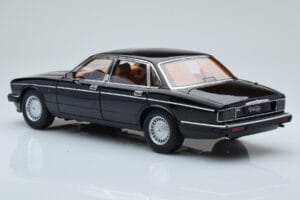 Jaguar XJ6 XJ40 Ebony Zwart Almost Real 1:18 810543 Metaal — afbeelding 7 van 11