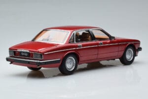 Jaguar XJ6 XJ40 Flamenco Rood Almost Real 1:18 810541 Metaal — afbeelding 3 van 11