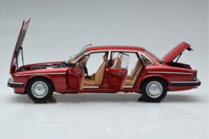 Jaguar XJ6 XJ40 Flamenco Rood Almost Real 1:18 810541 Metaal — afbeelding 4 van 11