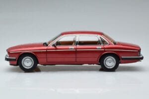 Jaguar XJ6 XJ40 Flamenco Rood Almost Real 1:18 810541 Metaal — afbeelding 5 van 11