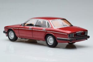 Jaguar XJ6 XJ40 Flamenco Rood Almost Real 1:18 810541 Metaal — afbeelding 7 van 11