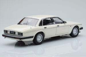 Jaguar XJ6 XJ40 Glacier Wit Almost Real 1:18 810542 Metaal — afbeelding 3 van 11